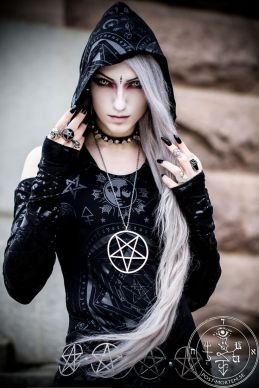 536901930f4addfb6f0286c8044339e6--pagan-goth-gothic-witch.jpg